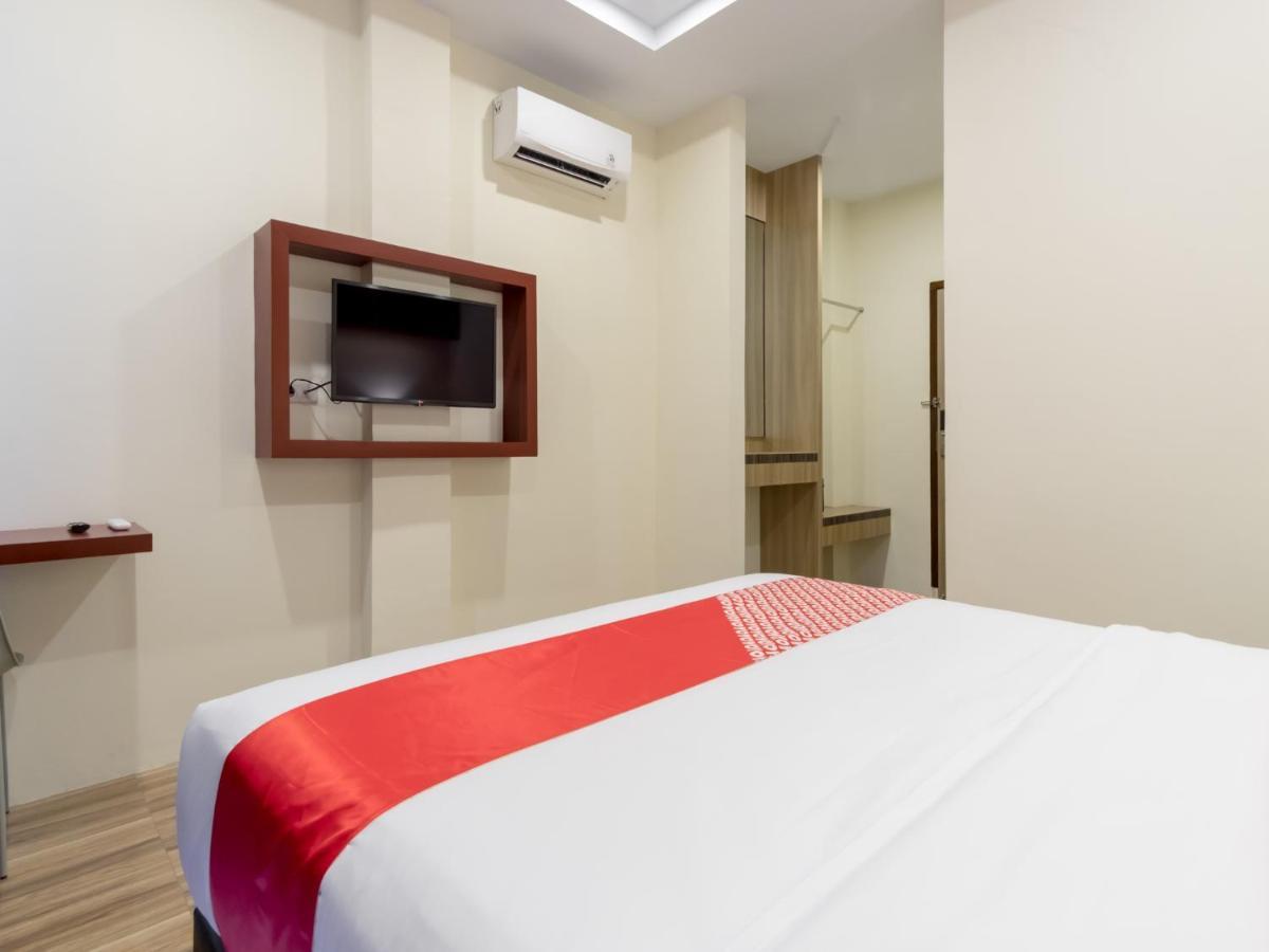 OYO 727 Merlion Hotel Medan Esterno foto